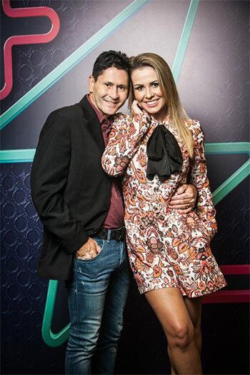 Gian, 49 anos e Tati Moreto, 34 anos
A blogueira Tati Moreto e o cantor Gian vão por à prova os 10 anos de casamento no Power Couple Brasil. Gian tem dois filhos, sendo o caçula fruto da relação com Tati