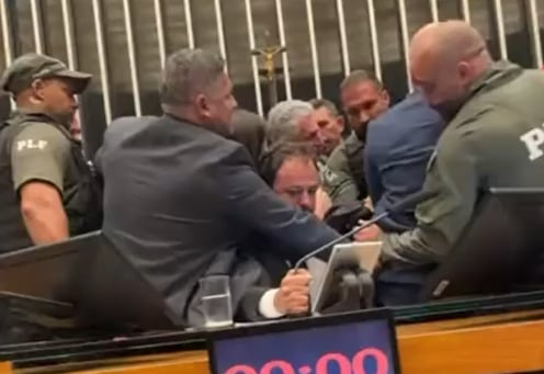 Glauber Braga foi retirado à força por policiais