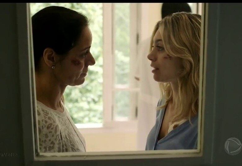 Já resgatados, a família Bittencourt aguardava por boas notícias no hospital. Claire acompanhava seu filho Carlinhos enquanto Suzana recebia notícias de Solis 