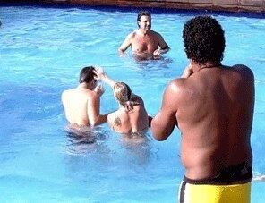 A ex-peoa participou da quarta edição do reality da Record TV e foi obrigada a deixar o programa por ter dado um tapa na cabeça de Thiago Gagliasso durante um jogo na piscina