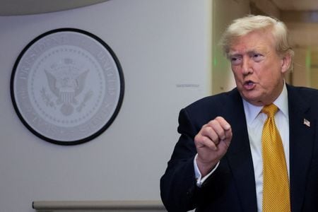 Presidente dos EUA, Donald Trump, fala com repórteres durante voo