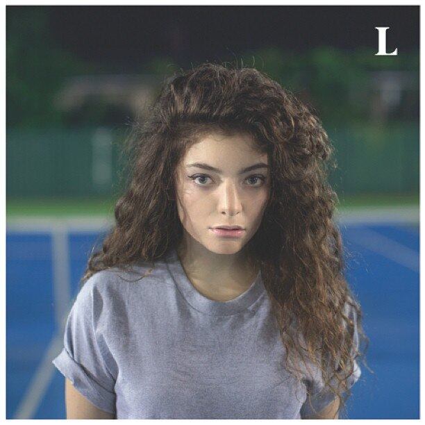 Ela é linda, diferente e muito madura para uma garota de 16 anos. Lorde, a adolescente da Nova Zelândia que está conquistando o mundo, é a grande revelação musical do ano. A cantora chegou de fininho com sua canção de estreia, a poderosa Royals, e logo atingiu o lugar mais alto nas paradas dos Estados Unidos, deixando para trás nomes como Miley Cyrus, Lady Gaga, Katy Perry, Justin Timberlake, Jay-Z e Lana Del Rey. Conheça um pouco mais sobre ela nas próximas fotos!
