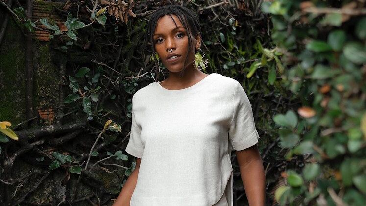 Aulas na Índia e vencedora de prêmio

A mineira Nath Rodrigues, 32 anos, é cantora, instrumentista e educadora musical. Ela teve contato com a música a partir dos 7 anos. Em 2012, foi para a Índia dar aula de música para crianças em uma ONG. O segundo álbum solo da semifinalista, nomeado Fio, foi vencedora do Prêmio Flávio Henrique 2023, do Instituto Cultural Banco de Desenvolvimento de Minas Gerais (BDGM Cultural)