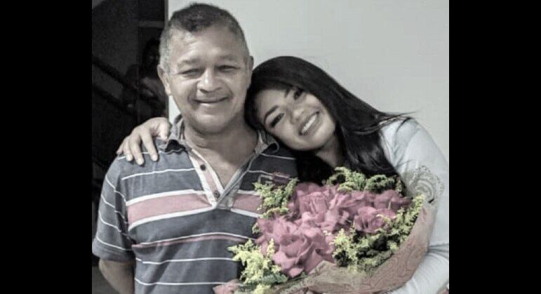 Natalia ainda revelou que a amiga era extremamente próxima ao pai, que morreu em razão de uma parada cardíaca, em novembro do ano passado. "O
pai de Vivi sempre falava que ela se tornaria famosa. Ele tinha muito orgulho
dela." Após passar por um período de luto, Vivi decidiu seguir o sonho do pai e investir na carreira de cantora.