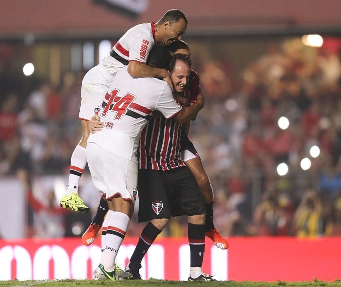 No segundo tempo, foi a vez do próprio Rogério deixar o dele de pênalti, último gol com a camisa tricolor