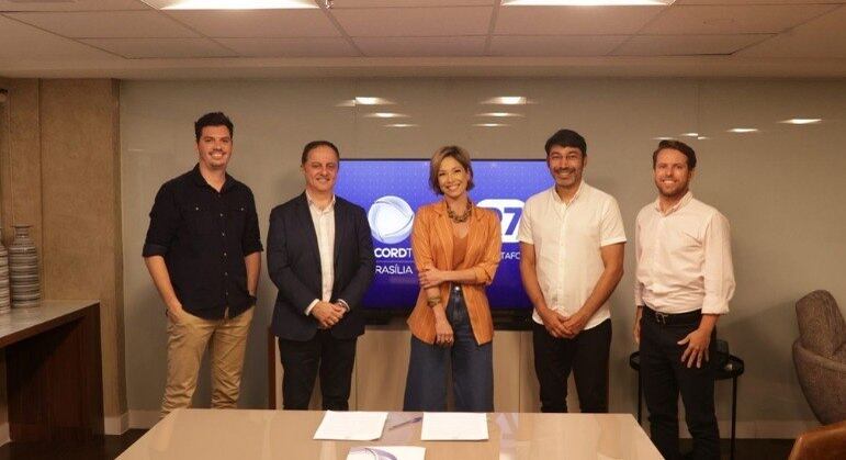 Na foto: Lucas Bueno (Gerente de Jornalismo – Record TV Brasília), Ailton Mineiro Nasser (Diretor de Jornalismo – Record TV Brasília), Neila Medeiros, Luciano Ribeiro Neto (diretor executivo Record TV Brasília), Ronnie Bragança (diretor Comercial – Record TV Brasília)