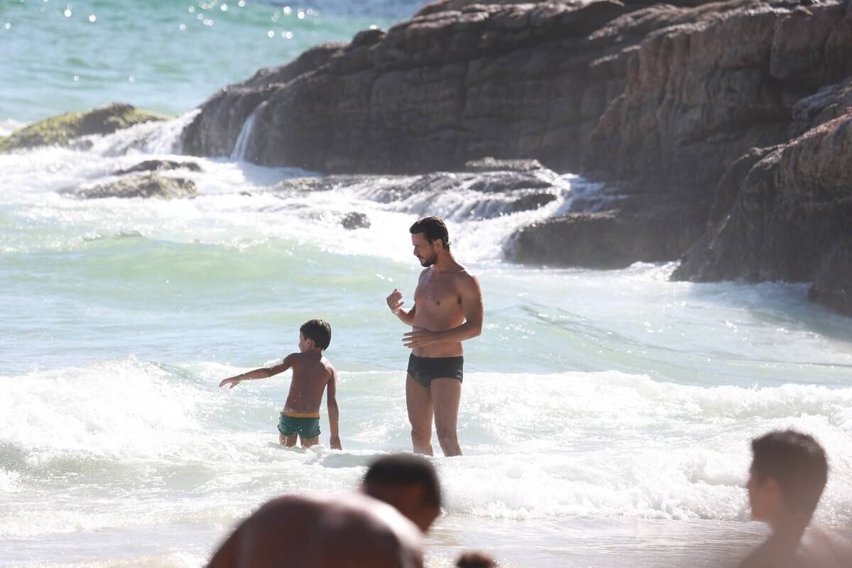 Sophie Charlotte e Daniel de Oliveira se divertem em praia com a família