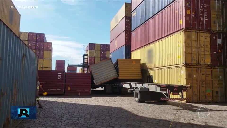 Homem morre em Santos (SP) após contêiner cair durante ventania