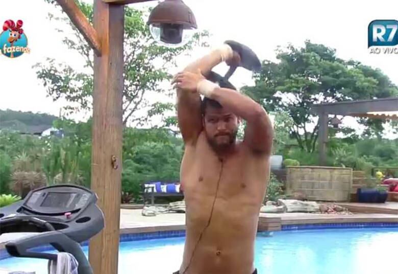 A malhação foi outra preocupação de
Marcelo durante sua participação em A Fazenda. Vaidoso como é, não se descuidou
da forma e pegava pesado na musculação

+ "Eu prefiro esquecer a Mara como jogadora", diz Douglas sobre ex-peoa de A Fazenda
+ Peões relembram trajetória de Amaral no reality e Rayanne afirma: "Ele é um cara muito iluminado"
+ Em atividade, Minerato fala sobre Thiago Servo: "Por mais que eu queira ele não vai sair da minha vida"

