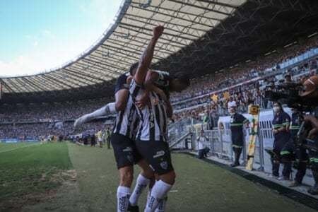 Hulk reverenciou o ídolo Reinaldo após o segundo gol do Galo diante do Flu