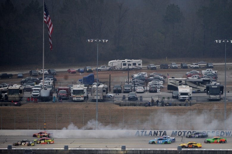 Enquanto os carros aceleram nas pistas, máquinas incríveis ficam estacionadas lá fora.

Confira a seguir as maiores mansões sobre quatro rodas dos pilotos da Nascar