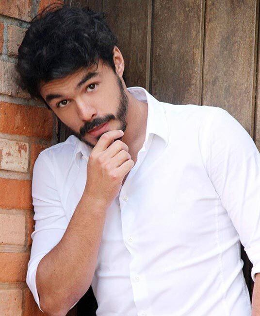 Kayo Perez contracena com Bernardo Falcone (Rico) e Carla Diaz (Lucrécia), que interpretam os líderes dos black blocs. O novo e talentoso ator conta detalhes sobre o personagem e revela o que pensa sobre a população reivindicar seus direitos nas ruas.

─ Estou muito feliz e com uma expectativa enorme. Em Plano Alto, Rafael sempre tem dúvida se vai ou não às manifestações, mas acaba sendo influenciado pelos companheiros. Em relação aos protestos na vida real, acho importante a luta por uma maneira justa de governar, mas sem violência

+ Assista aos melhores momentos da estreia de Plano Alto
+ Conheça os personagens da nova minissérie da Record
+ “Foi um desafio falar a respeito da nossa situação governamental”, diz autor 