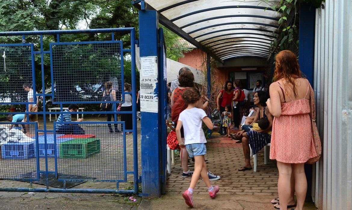 Prefeitura de SP abre 4.000 vagas para que mães de alunos trabalhem em escolas