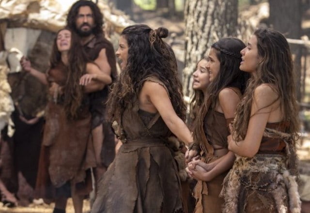 Eva incentiva Adão a se entender com Renah, mas ele se recusa. A jovem conversa com suas irmãs na tenda e diz que planeja ir embora. Após uma nova discussão, ela decide ir embora com as meninas, mesmo que isso custe se afastar de Eva e Abel