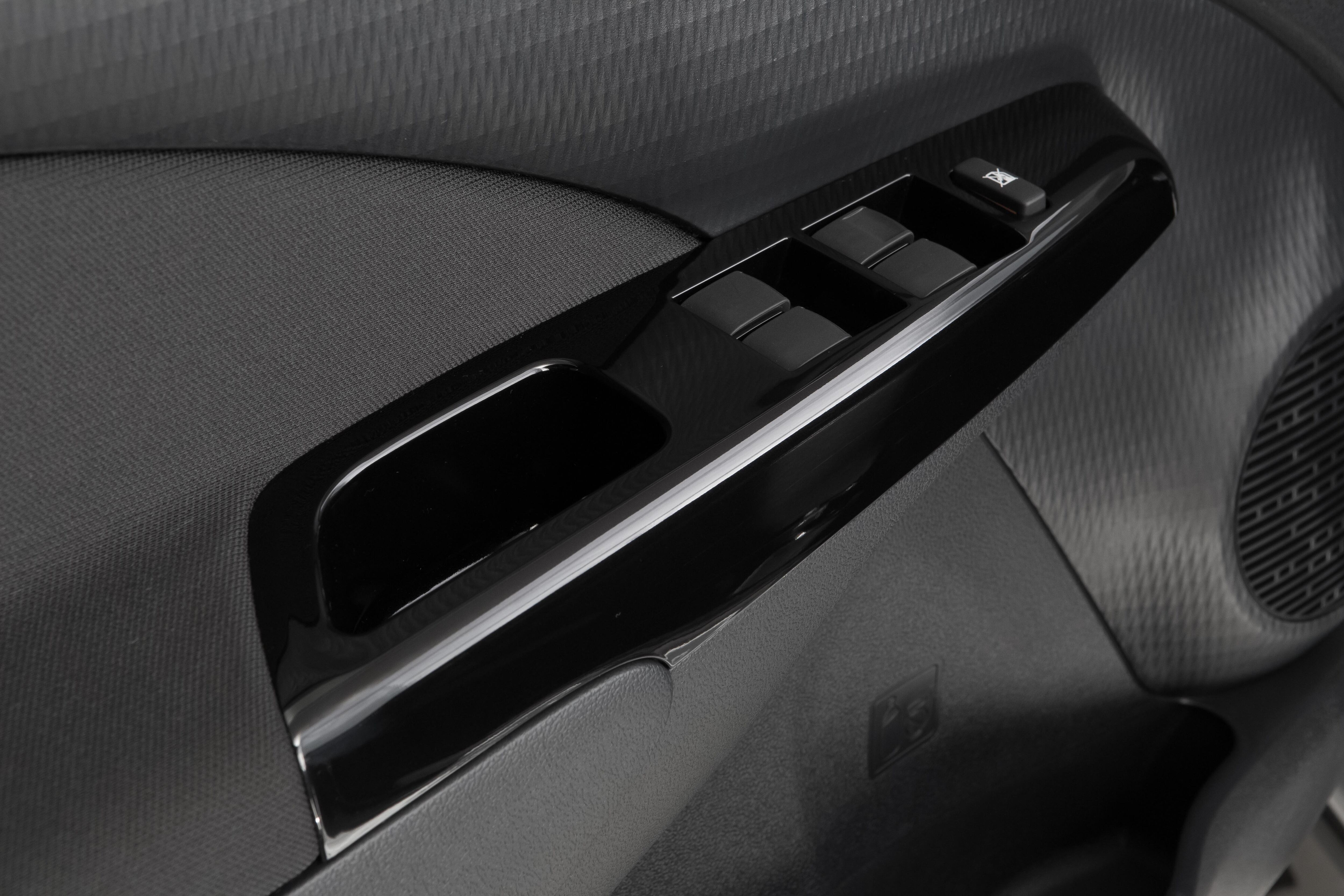 O acabamento com plásticos pretos ou escurecidos foi aplicado no Etios após uma pesquisa indicar que 45% dos consumidores reprovaram o interior do compacto

Saiba tudo sobre carros! Acesse www.r7.com/carros
