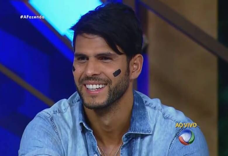 Já Marcelo comentou
que as atitudes dele valem mais que mil palavras e procurou não falar de Veridiana
+ Veja fotos dos bastidores da grande final de A Fazenda 8
+ Veja as expressões de Ana Paula Minerato, vice-campeã de A Fazenda 8
+ Douglas Sampaio é o campeão de A Fazenda 8. Relembre a participação do vencedor
+ Ana Paula Minerato é vice-campeã de A Fazenda 8. Veja como foi a participação da peoa no reality show
+ Luka Ribeiro é o terceiro colocado de A Fazenda. Relembre a trajetória do ator
+ “Tem participante que vai colher frutos muito ruins aqui fora”, crava JP Mantovani
+ Douglas leva tapa na cara de Mara Maravilha, cai no choro e afirma: "Ela não merece um pingo de respeito"
+ Veridiana joga bebida em Marcelo Bimbi durante festa de encerramento e causa climão