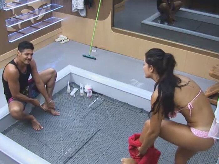 — Tomou banho, Débora Lyra?
Perguntou o peão

— Sim, Marlos Cruz!
Respondeu a namorada obediente

+ No banho, Débora diz que engordou. Julgue!

+ Sorvetão sobre Babi: "Ela tem que passar por isso!"

+ Andréia e Marlos se dão bem até debaixo d'água

+ Leo, vaidoso, diz que faz as unhas e troca ideias sobre o assunto com Felipeh

+ Correria e confusão! Brunninha pega um sapo e vai atrás das colegas com bicho nas mãos

+ Bruna dispara: "Se tem alguém aqui que compete comigo é a Andréia"

+ Babi fica indignada quando Pepê e Neném dizem que ela ficaria novamente com Leo

+ Andréia entrega qual é o sentimento de Babi por Leo Rodriguez
