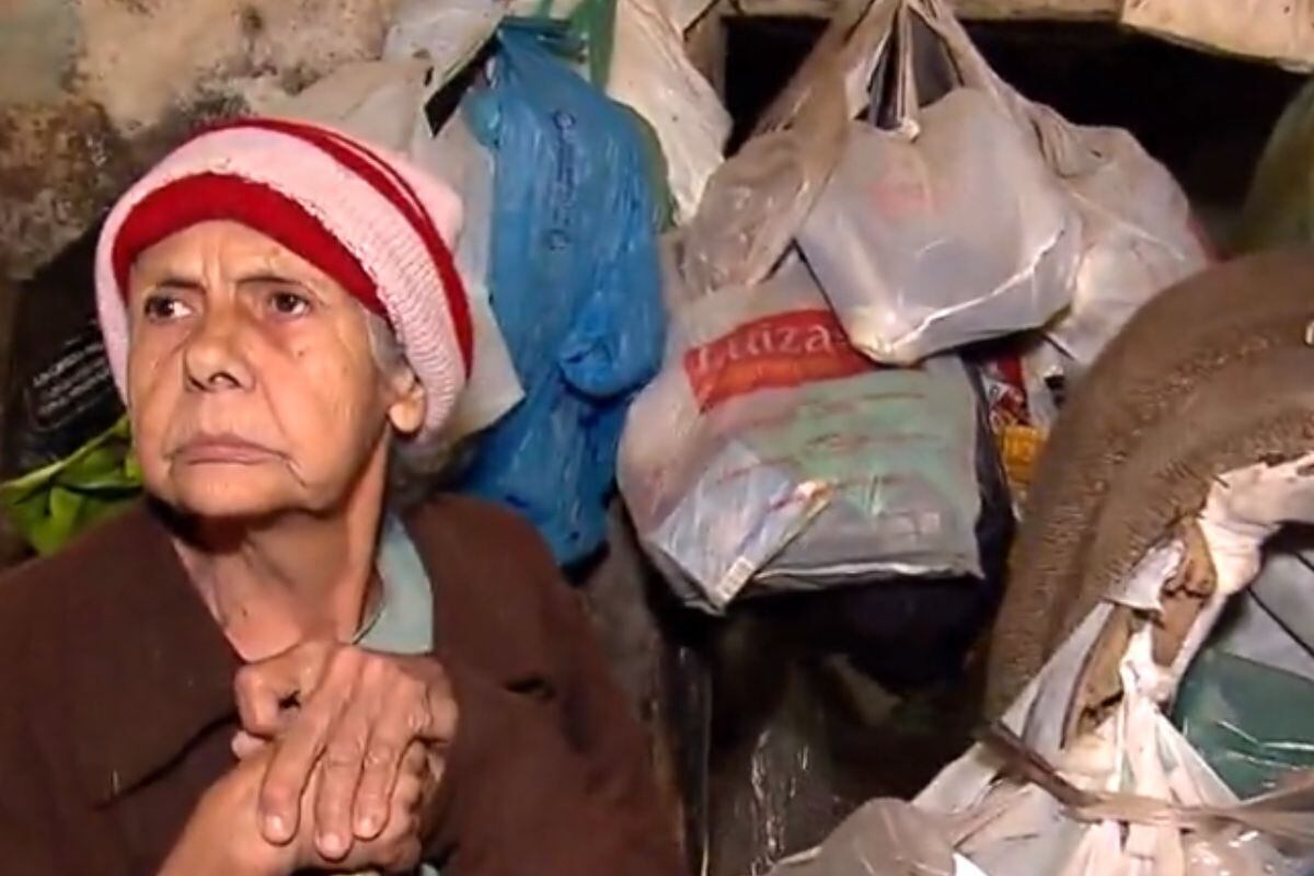 Uma idosa de 73 anos vive em condições precárias, dentro de uma casa rachada, repleta de lixo e vários animais acorrentados, na Vila Lourdes, em Carapicuíba, região metropolitana de São Paulo. Vizinhos denunciam comportamento da mulher e acusam a família de abandono

