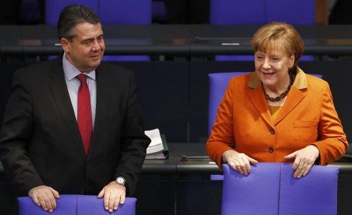 Sigmar Gabriel, ministro alemão, ao lado da chanceler do país, Angela Merkel
