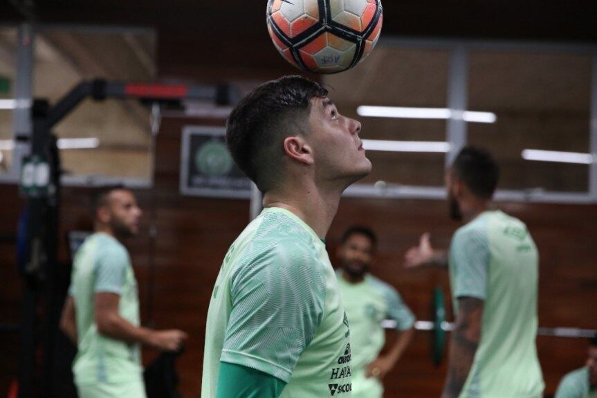 Agustín Doffo acertou renovação de vínculo com a Chapecoense. Rui Costa, diretor executivo do Verdão do Oeste, anuncia que meia-atacante argentino permanece no clube até dezem