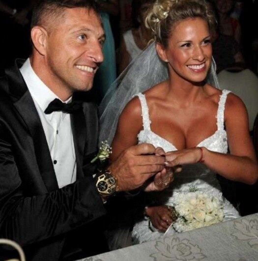 Um dos principais árbitros do futebol argentino é Nestor Pitana. Recentemente, o árbitro bonitão deixou o time dos solteiros para entrar no dos casados. Pitana se casou com a bela Romina Ortega, que é chamada pela imprensa argentina de 'Deusa'

Veja também: Árbitro é afastado após pênaltis polêmicos a favor do Corinthians

