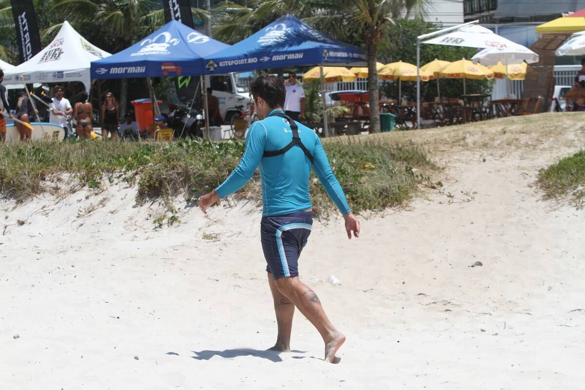 Bruno Gagliasso e Ricardo Pereira praticam stand up paddle na praia da Barra da Tijuca, no Rio