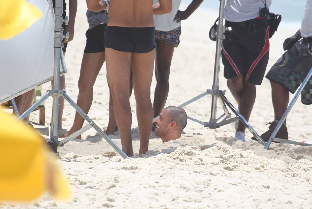 Para uma determinada cena do clique, Diogo Nogueira precisou ser enterrado na areia