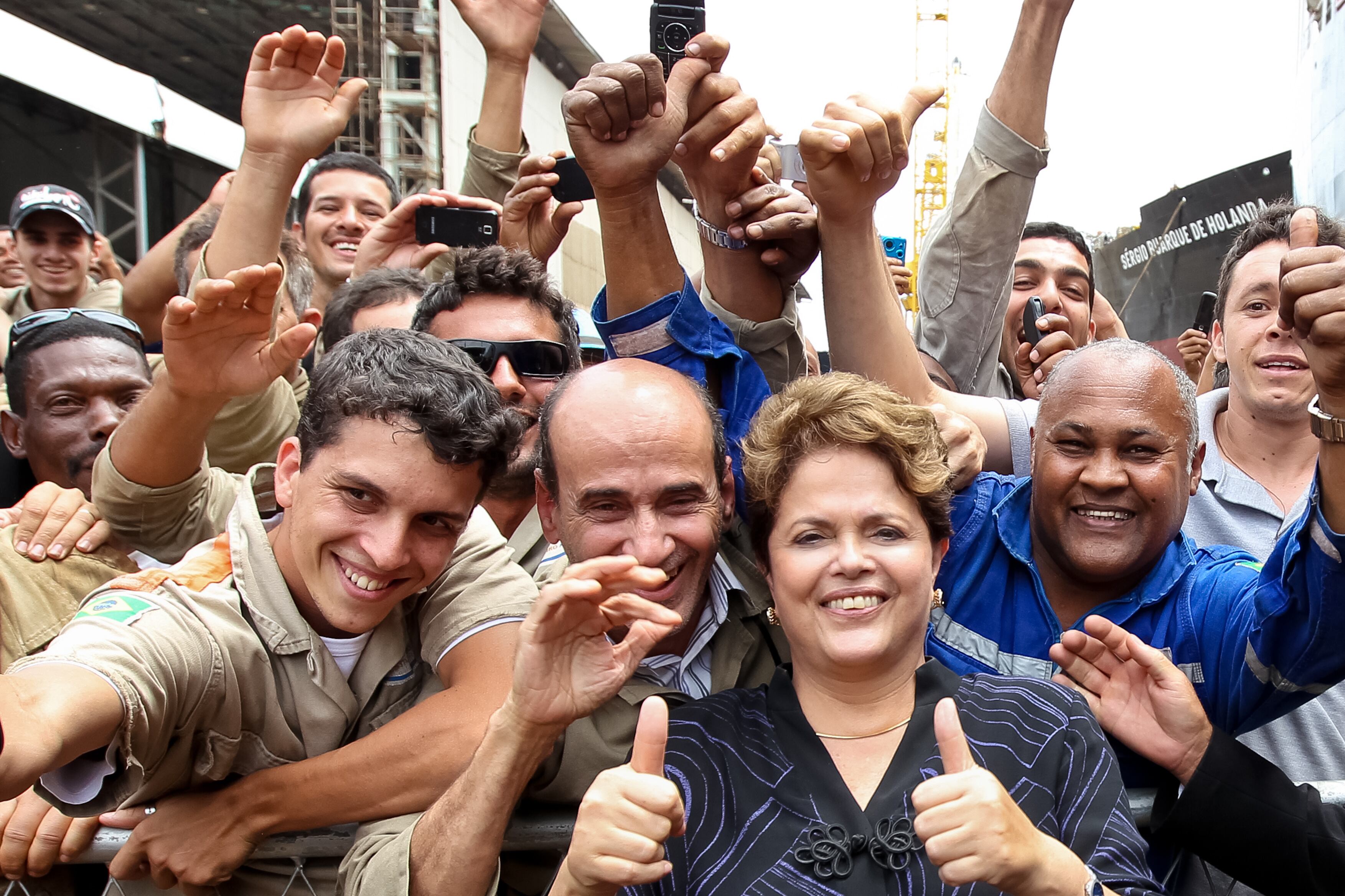 Dilma vai para a galera e tira fotos com operários durante visita a estaleiro 