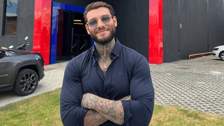 Lucas Lucco revela polêmica nos bastidores de show

Em entrevista recente, o cantor fez uma revelação intrigante. Ele contou que, ao chegar atrasado para uma apresentação em Sumaré, no interior de São Paulo, entrou em seu camarim e foi surpreendido por quatro homens que foram cobrá-lo pela demora do show, e o mais baixo desses homens o atingiu no rosto com um tapa. Lucas disse que subiu para o palco logo em seguida: "Não troquei nem de roupa". Depois, o artista descobriu que apanhou do maior traficante da cidade. 