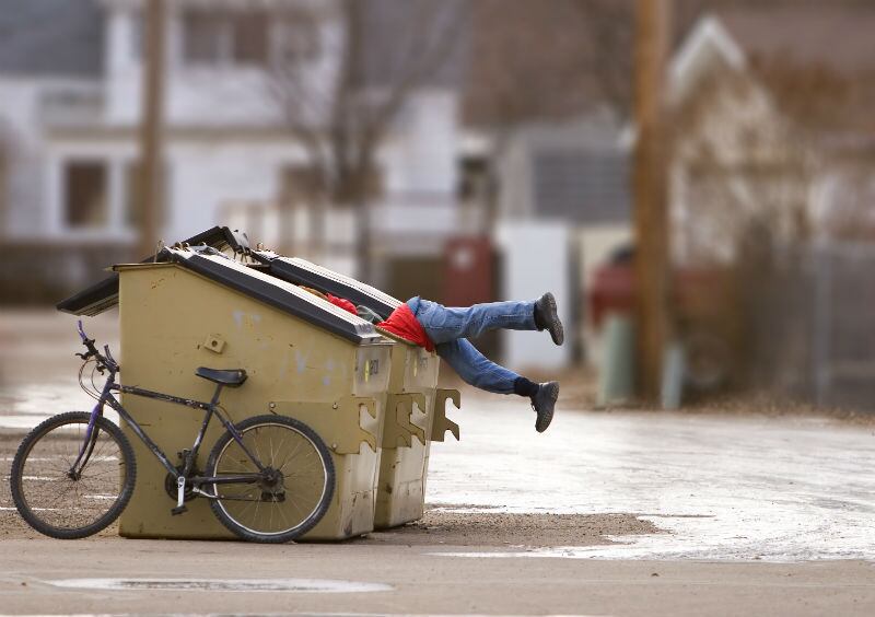 O desperdício também é evitado, através de trocas de itens e o
aprendizado de consertos em itens que estão com defeito, além da
construção de itens por eles mesmos