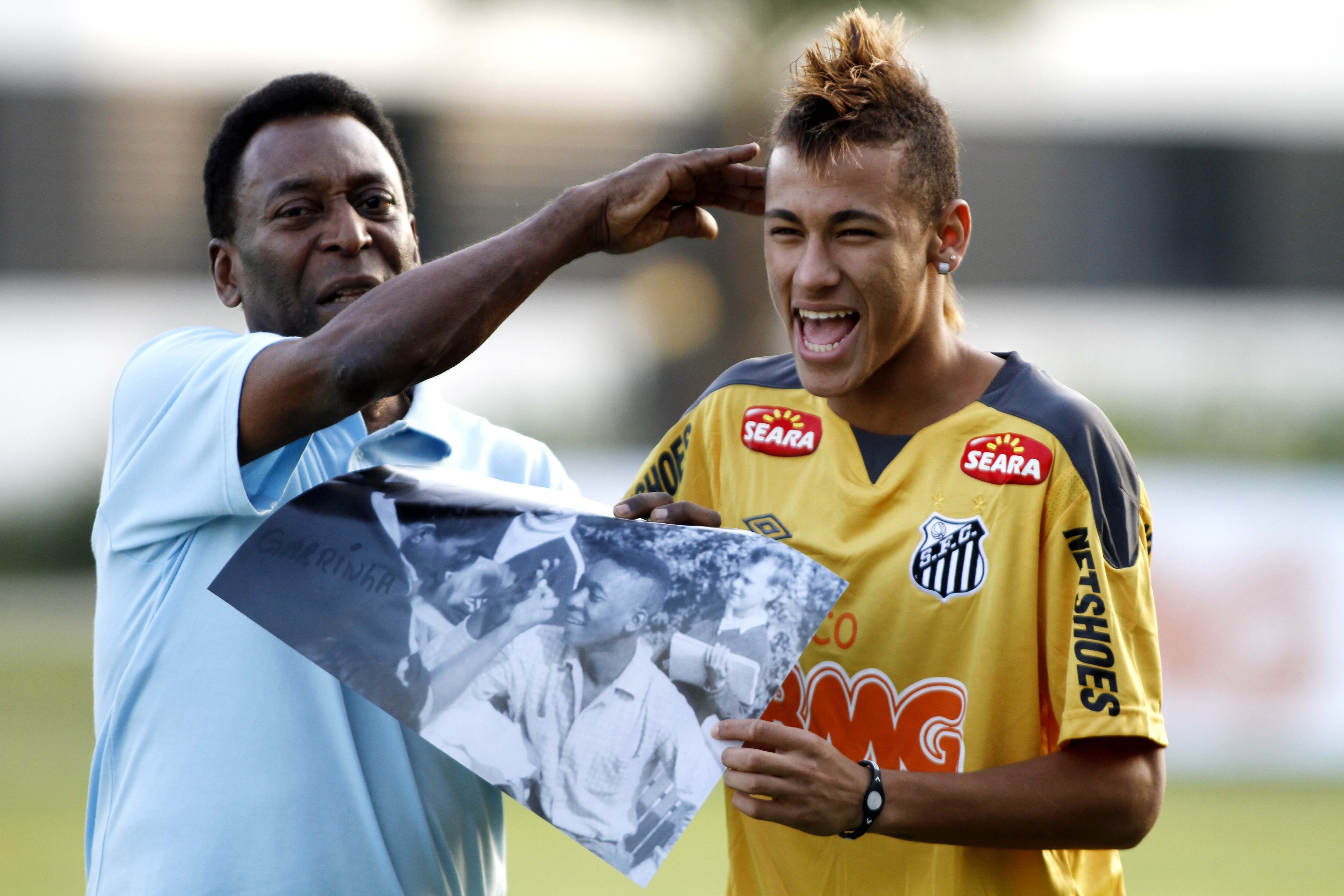 O Santos também pinta como um dos favoritos da enquete, nem tanto pelo tamanho de sua torcida (a menor, entre os grandes do estado), mas pelo incrível número de craques que já apresentou ao mundo. O maior de todos eles, Pelé, foi o responsável pela popularização do uniforme branco em todo o planeta e deu ao time da Vila Belmiro todos os troféus e glórias possíveis e imagináveis. Neste período, o Santos era capaz que lotar todos os estádios do Brasil e do mundo e se tornou uma espécie de segundo time de todos os brasileiros. Após o adeus do Rei, o time viveu décadas de sofrimento, mas reencontrou a alegria com jogadores talentosos e carismáticos como Robinho e Neymar, que atraíram multidões de fãs, sobretudo entre os mais jovens. 

ENQUETE: QUAL É O CLUBE MAIS QUERIDO DO BRASIL?
