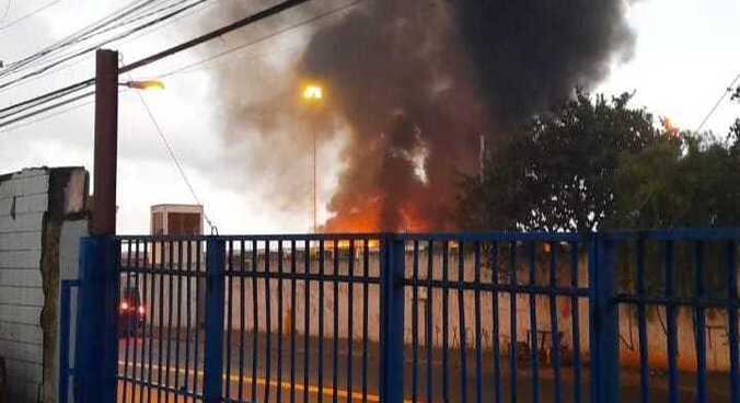 Três ônibus pegam fogo na zona leste de SP, mas ninguém fica ferido