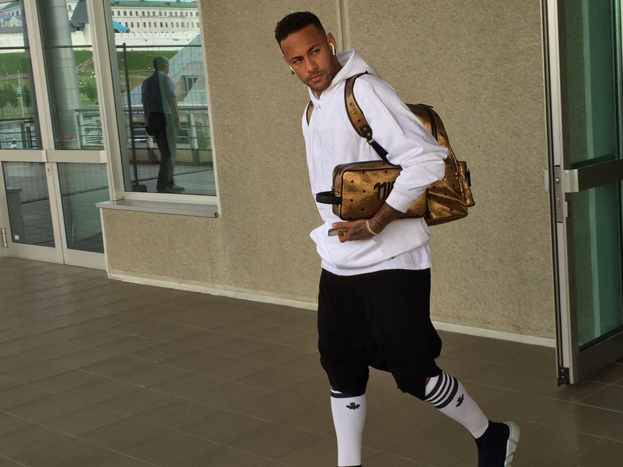 Neymar deixa o hotel em Kazan