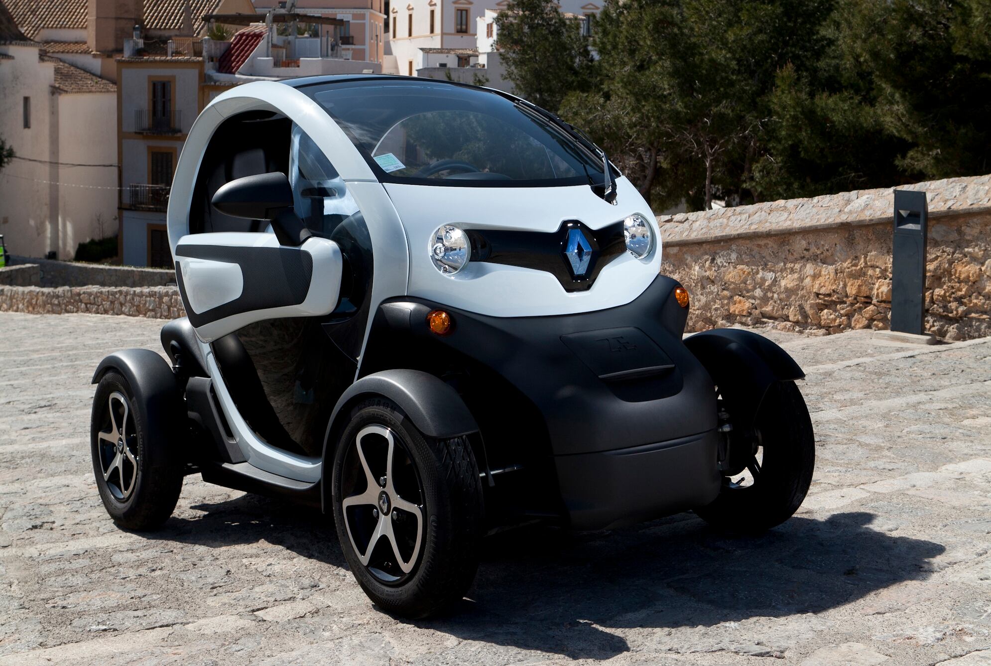 Com apenas 2,34 m de comprimento, o elétrico foi bem recebido na Europa. Por lá ele é oferecido em duas versões: o Twizy de entrada tem um motor de 5 cv de potência, enquanto a variante mais forte tem 20 cv

Saiba tudo sobre carros! Acesse www.r7.com/carros
