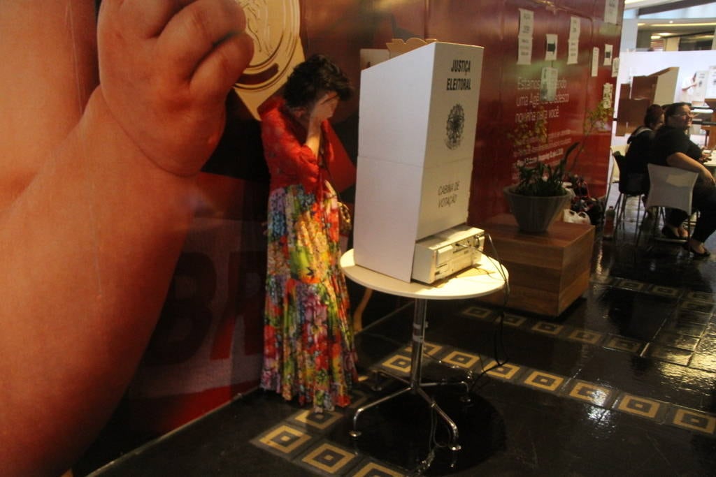 A atriz Cláudia Alencar surpreendeu quem foi votar neste domingo (26) no Fashion Mall em São Conrado, Rio de Janeiro