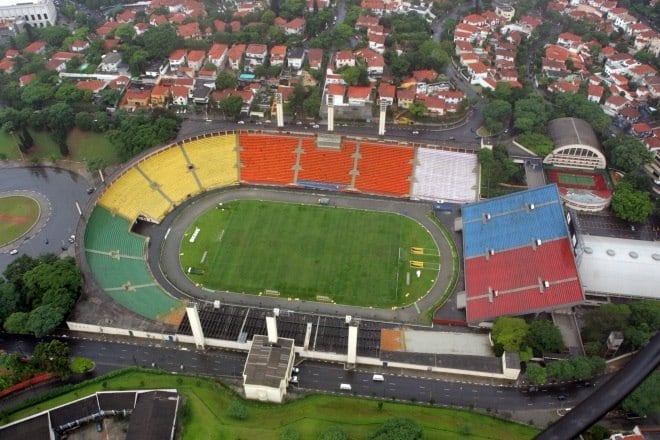 Estádio é cercado por casas e ruas arborizadas