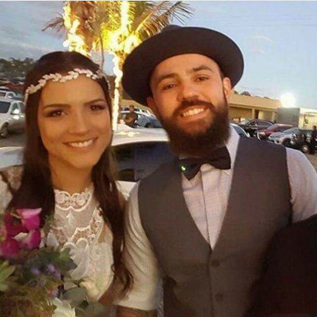 Quem também subiu ao altar nesta semana foi Mateus, da dupla com Jorge. O sertanejo se casou na quarta-feira (6) com a estudante Marcella Barra. A cerimônia aconteceu ao ar livre, na fazenda do cantor em Goiás