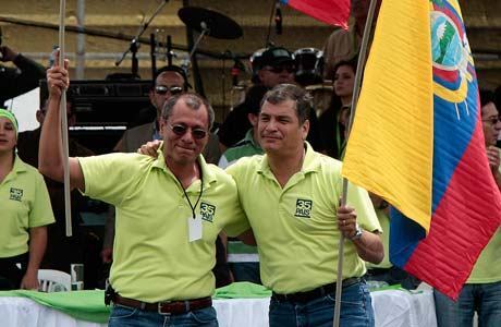 Correa (dir.), ao lado de seu ministro de Setores Estratégicos, Jorge Glass, que irá compor a chapa no pleito de fevereiro de 2013