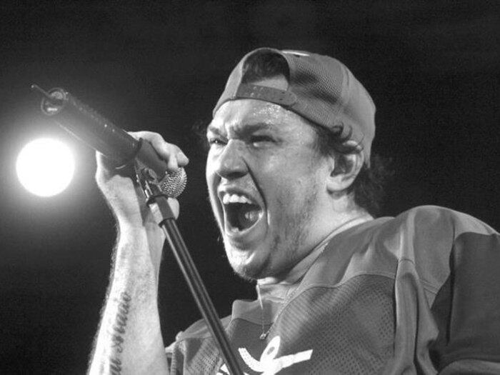 A morte do vocalista da banda Charlie Brown Jr foi esclarecida pela Polícia Civil de São Paulo. O delegado Itagiba Franco, do DHPP (Departamento de Homicídios e Proteção à Pessoa) explicou que o laudo é conclusivo e aponta a causa da morte de Chorão como overdose de cocaína. 

— A quantidade encontrada foi de 4,714 microgramas de cocaína por mililitro de sangue. É uma quantidade muito alta de cocaína que mataria mesmo uma pessoa