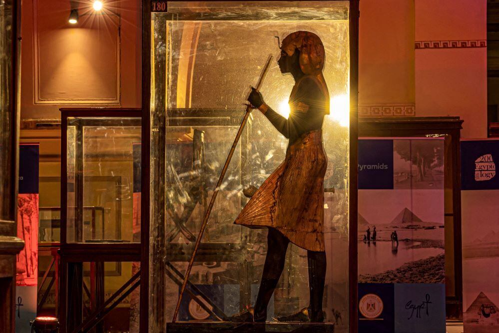 Nesta terça-feira (27), a egiptologia (estudo da cultura egípcia) completou 200 anos, e o governo local liberou o acesso gratuito a seus museus, com diversos itens arqueológicos históricos. No país, também foi o Dia do Turismo Mundial (World Turism Day). Na foto acima, estátua de madeira que representa um guarda real. A peça foi encontrada na tumba do faraó Tutancâmon e está em exibição no Egyptian Museum, na capital, Cairo