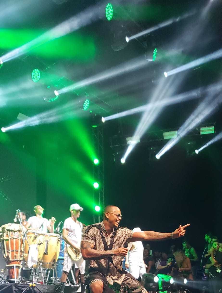 Léo Santana
também disse a que veio e levantou uma verdadeira multidão em Salvador.