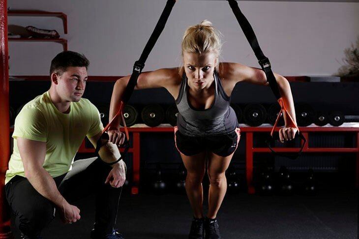 Muitas vezes estamos empolgados em alcançar grandes resultados e fazer inumeros exercicios como forma de empenho, porém não é dessa forma que o resultado virá. Coloque metas de tamanho, peso ou quilômetros percorrido para não se frustrar e se motivar de maneira gradual.