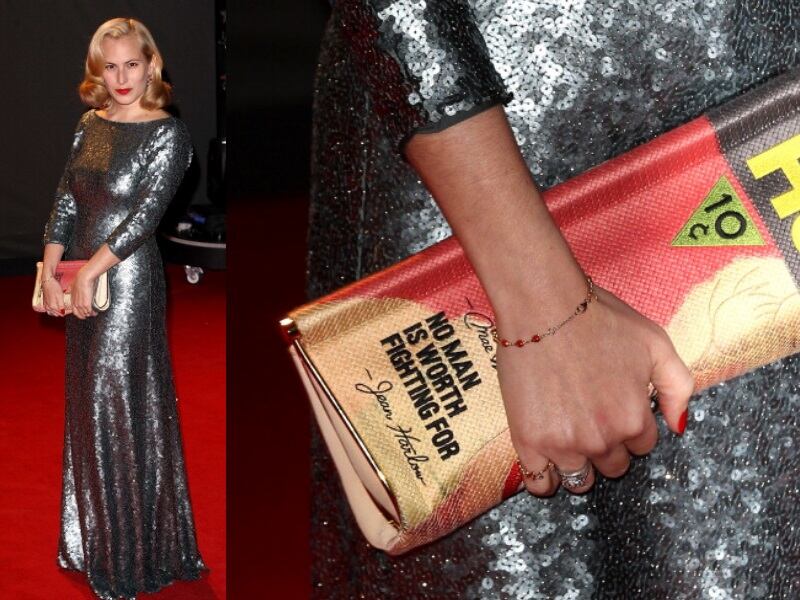 Parece que a liberdade está mesmo nas bolsas! Charlotte Dellal usou uma clutch que tinha estampa de capa de uma revista