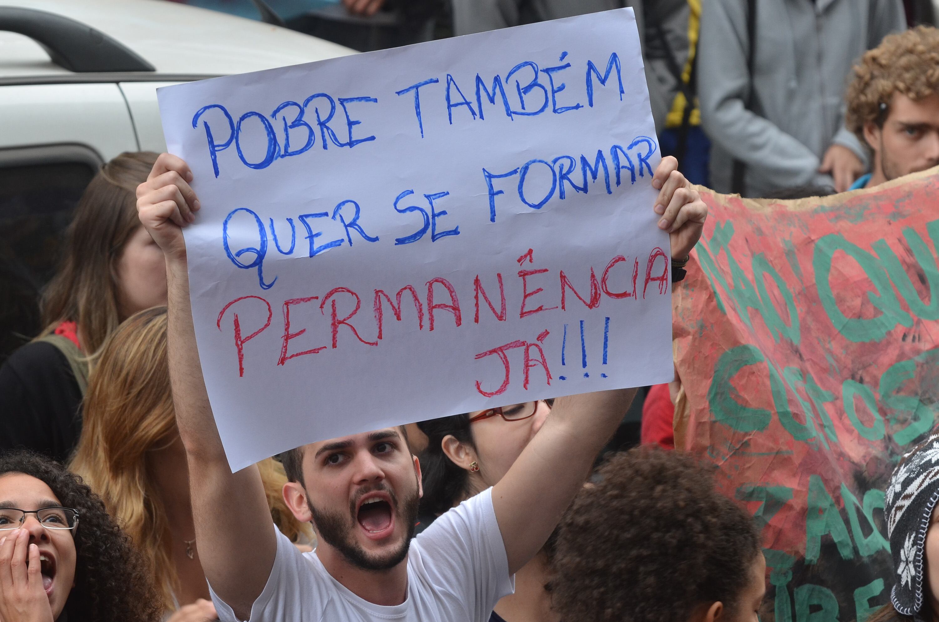 Em nota, a Unesp informou que uma comissão formada por alunos da universidade seria recebida pelo chefe de gabinete e pelo pró-reitor de administração da instituição para discutirem questões relacionadas a manifestações e paralisações estudantis ocorridas nas últimas semanas