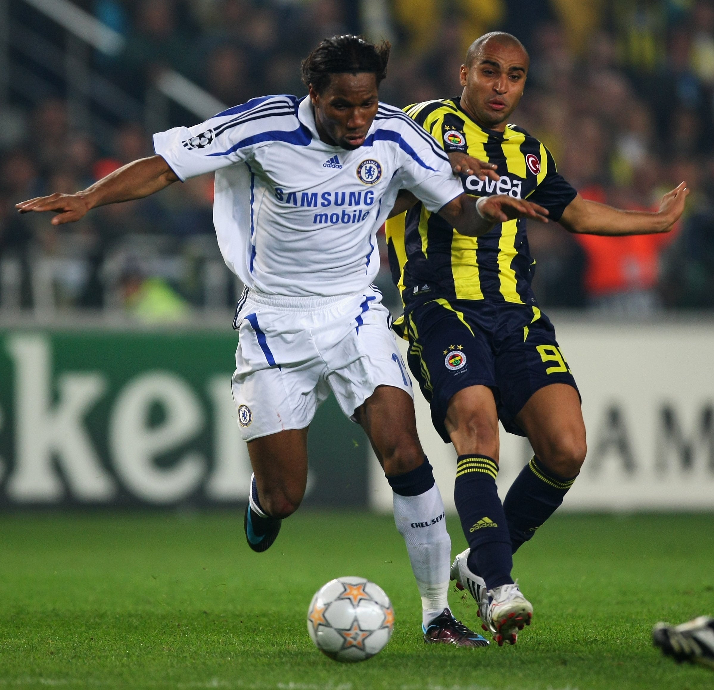 Durante sua boa passagem pelo Fenerbahce, o atacante Deivid já cruzou com o astro marfinense Didier Drogba. Qual dos dois será que a torcida do Flamengo escolheria no par ou ímpar?