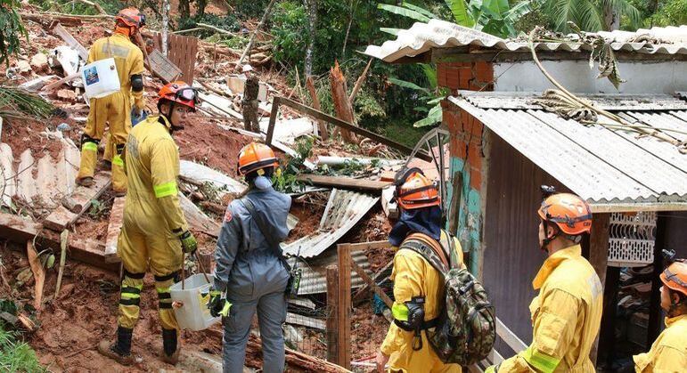 Bombeiros durante buscas por vítimas soterradas no litoral norte de São Paulo