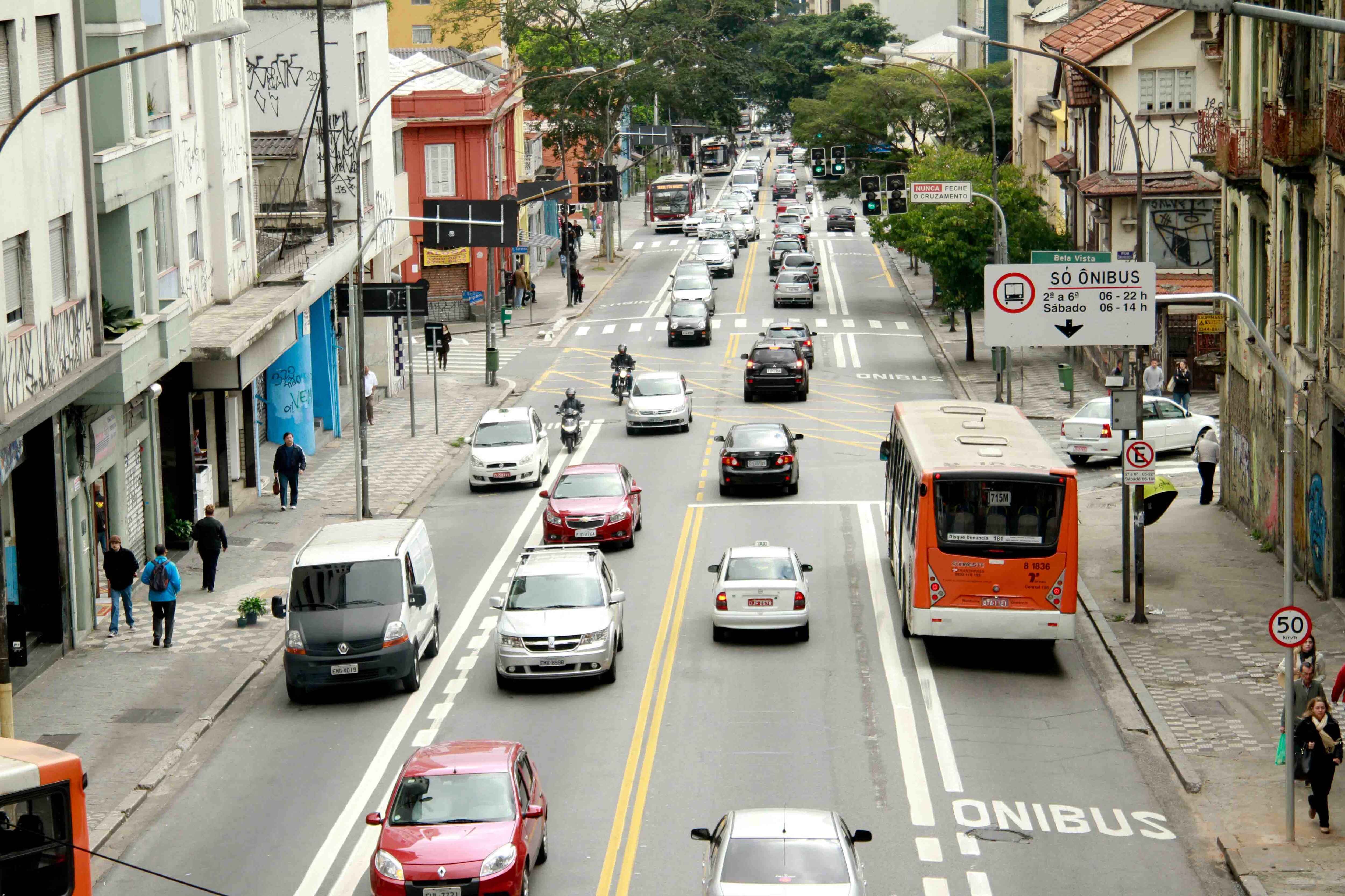 Na opinião dos motoristas dos coletivos, um dos fatores que contribuem para o ônibus não atingir a máxima eficiência nas faixas é a invasão de carros de passeios. Milton Domingues Portella é um dos condutores e contou o que vê diariamente nas vias paulistas.

— Tem bastante carro invadindo as faixas. Tem hora que você vê fiscalização, tem hora que você não vê. 