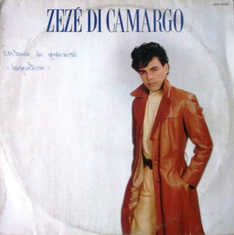 Zezé começou a carreira cantando sozinho, após ter se desapontado com a formação de duplas que não deram em nada. Nessa época, o músico apostava em um franjão e sobretudo de couro caramelo para a capa do disco. Até que pro fim dos anos 80, não estava ruim