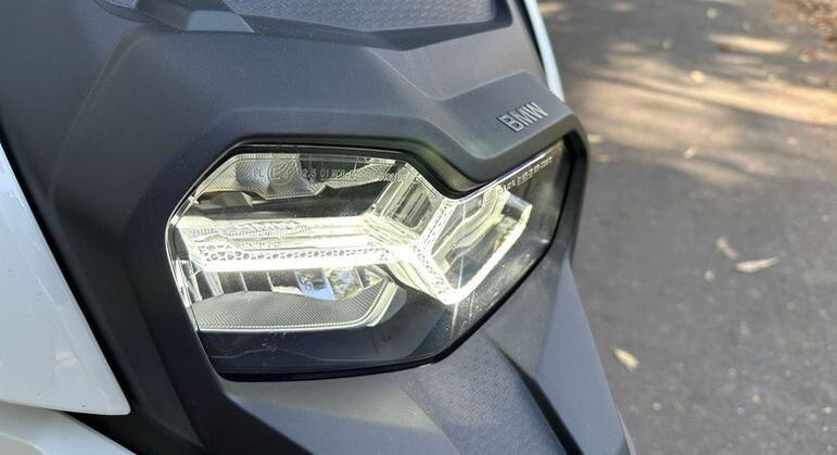 Detalhe dos faróis do modelo da BMW