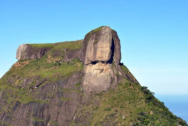 Um dos lugares mais misteriosos do Brasil, a Pedra da Gávea fica no Rio de Janeiro. Em suas rochas há inscrições que não parecem naturais. Uma das histórias conta que a Pedra pode ter sido o túmulo de um antigo rei fenício.